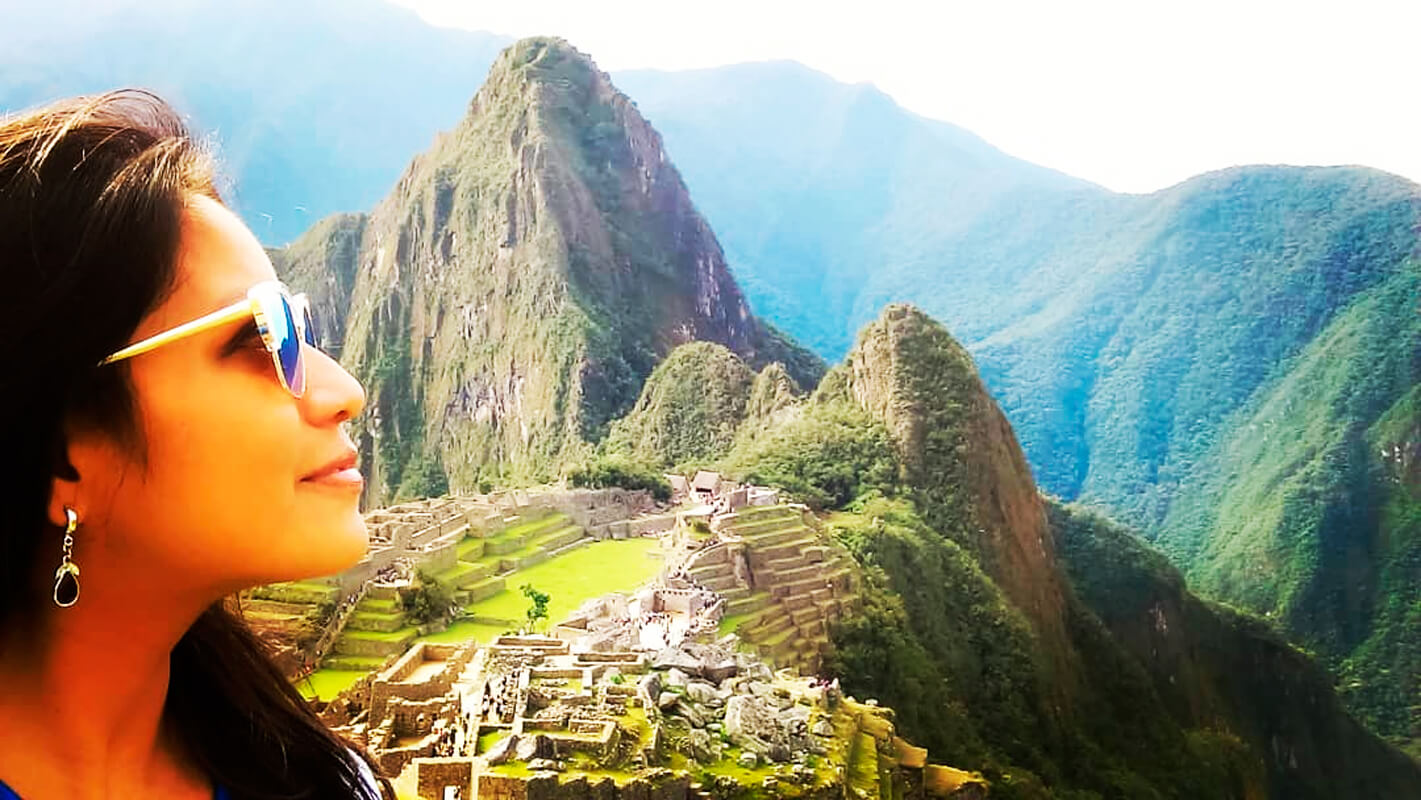 selfie de mujer en el machu picchu con recorre el peru